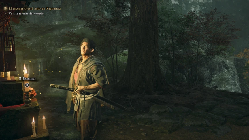 Musashi frente a un altar con velas encendidas en el bosque, con el aviso de examinar en pantalla