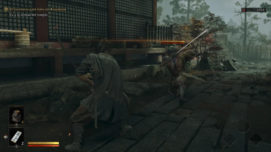 Un enemigo salta con la katana en alto en el camino a la terraza del templo