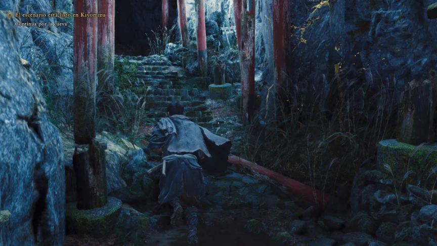 Musashi avanza de noche por una escalinata de piedra entre torii rojos cubiertos de musgo