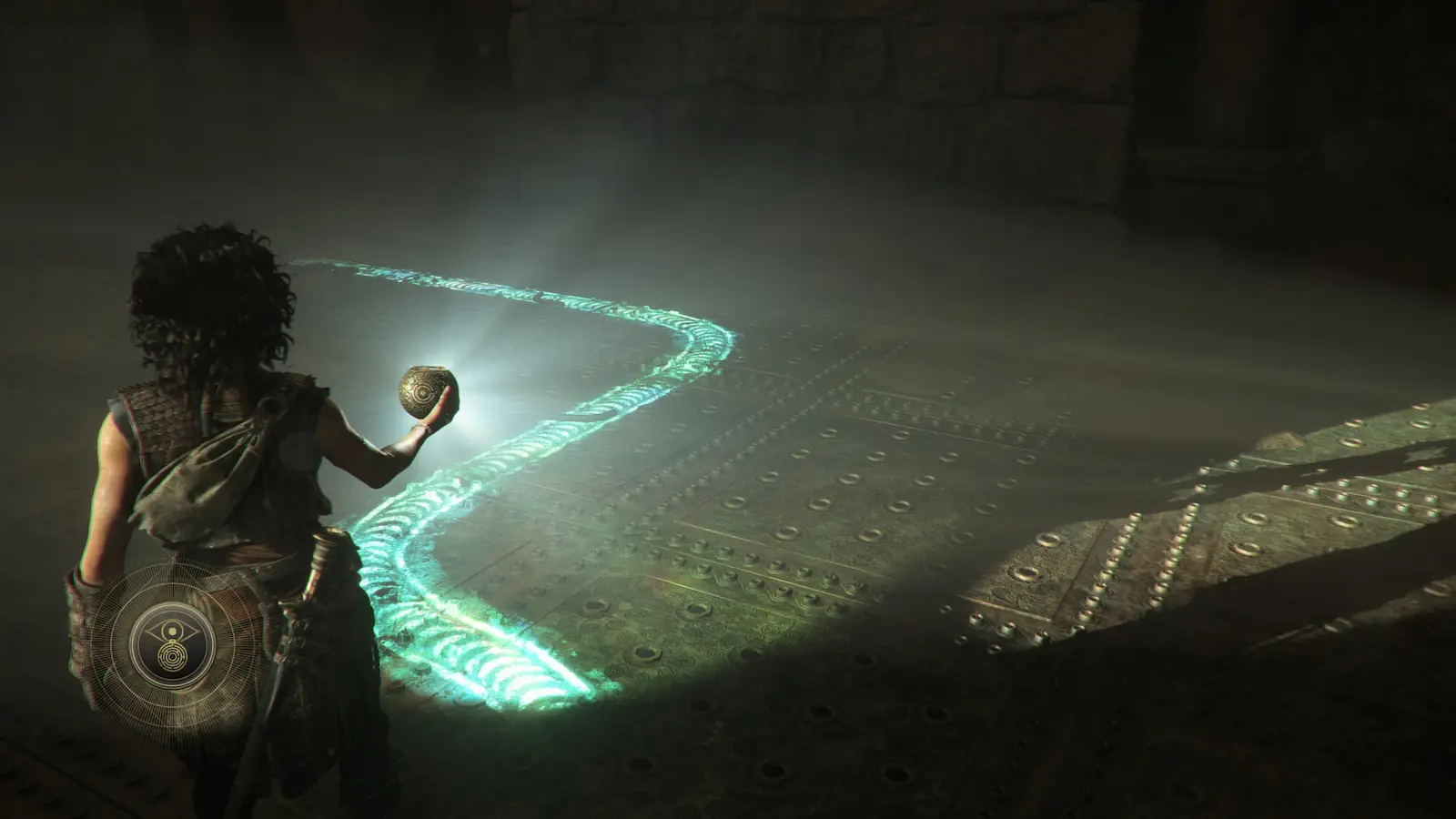 Sophia sostiene una esfera que proyecta una estela luminosa sobre el piso, en un puzle de Resonance: A Plague Tale Legacy