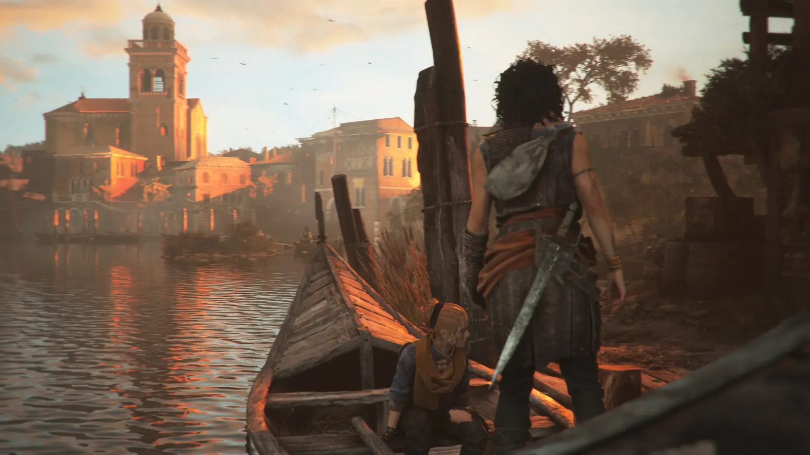 Sophia en un bote con un acompañante, frente a una ciudad de canales al atardecer