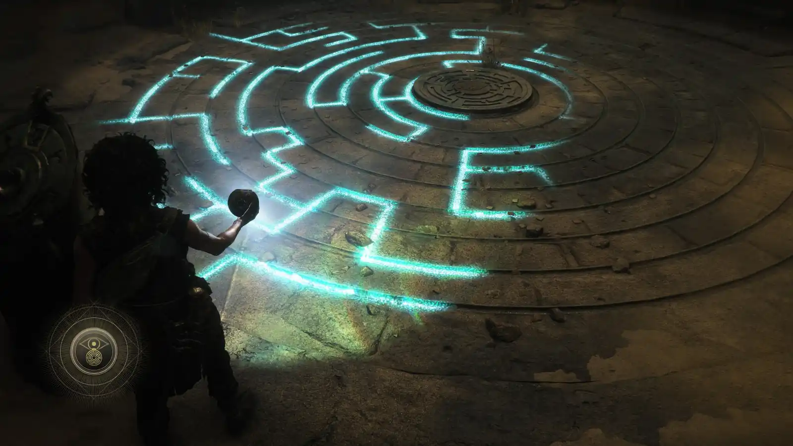 Sophia ilumina con una esfera un laberinto de líneas luminosas en el piso