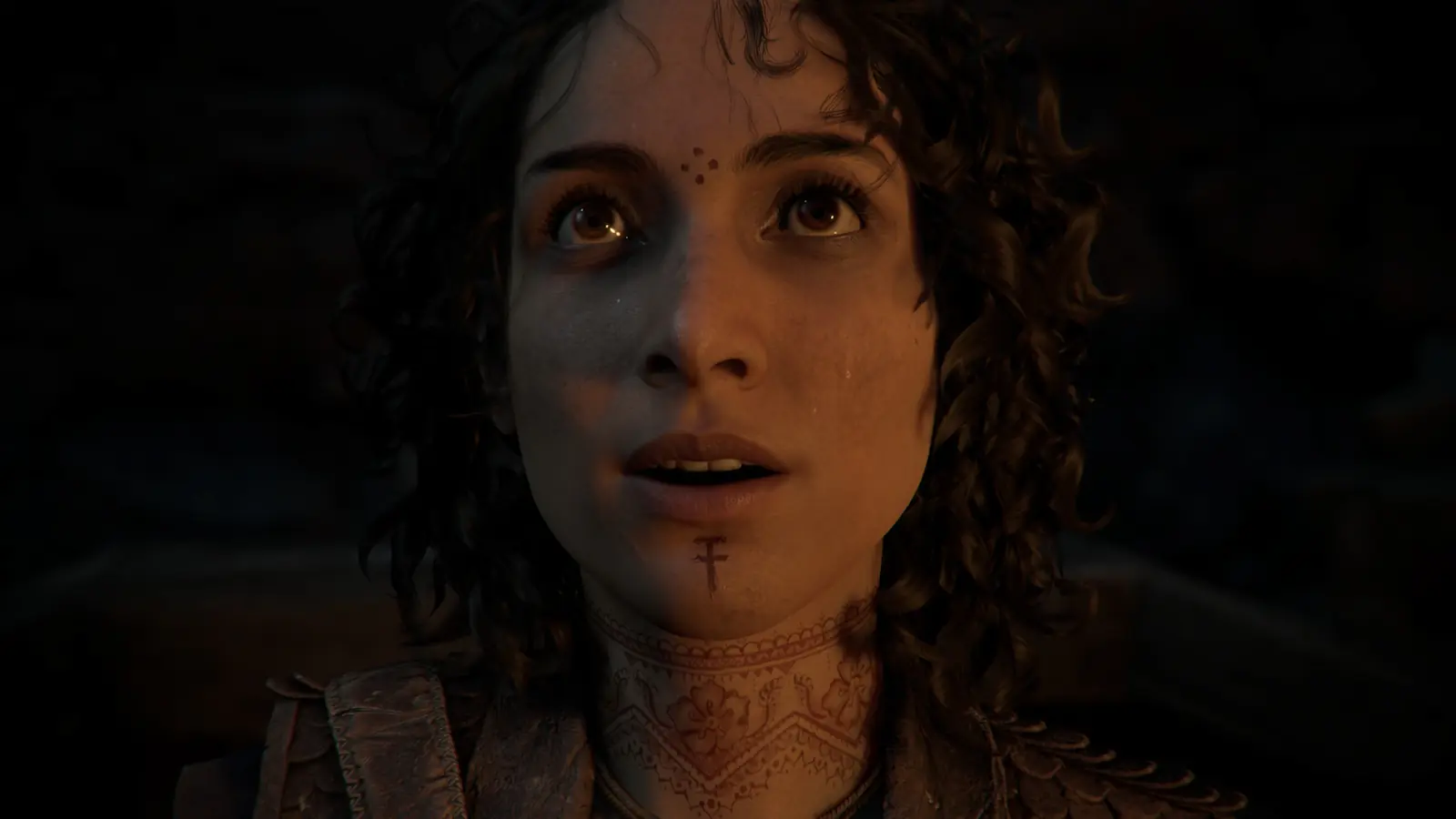 Primer plano de Sophia mirando hacia arriba con expresión de miedo