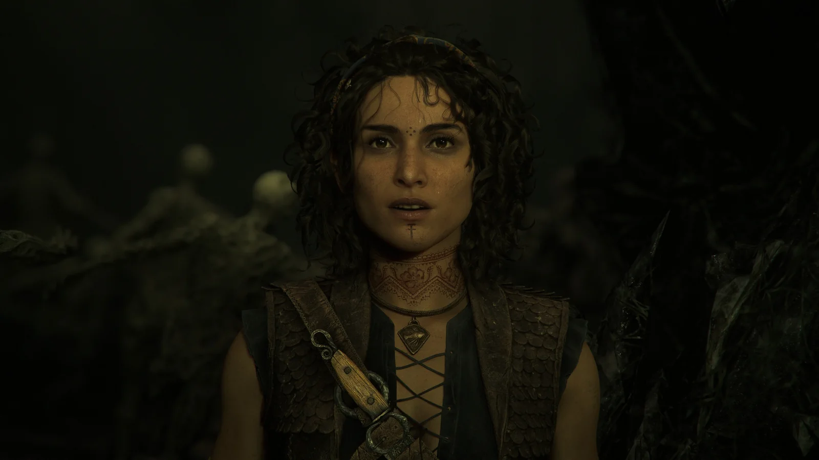 Sophia con gesto de sorpresa en una cueva oscura de Resonance: A Plague Tale Legacy