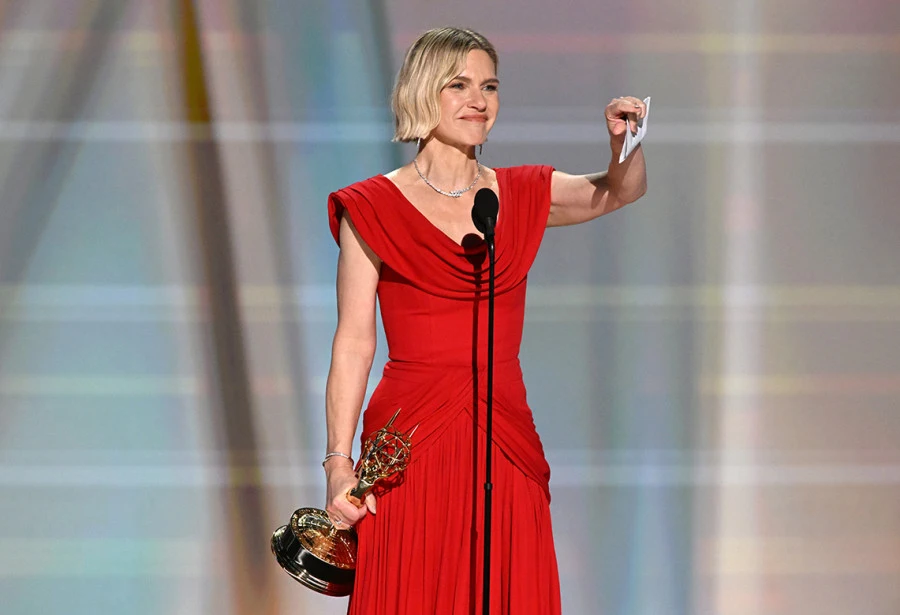 Rhea Seehorn en los Emmy tras ganar la categoría de Mejor actriz principal en una serie dramática por Pluribus