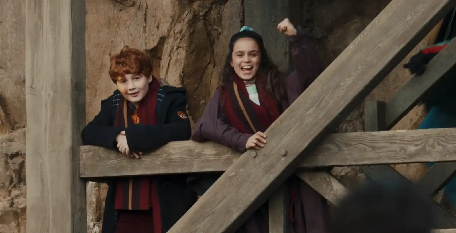 Alastair Stout y Arabella Stanton como Ron Weasley y Hermione Granger en el tráiler de la serie de Harry Potter