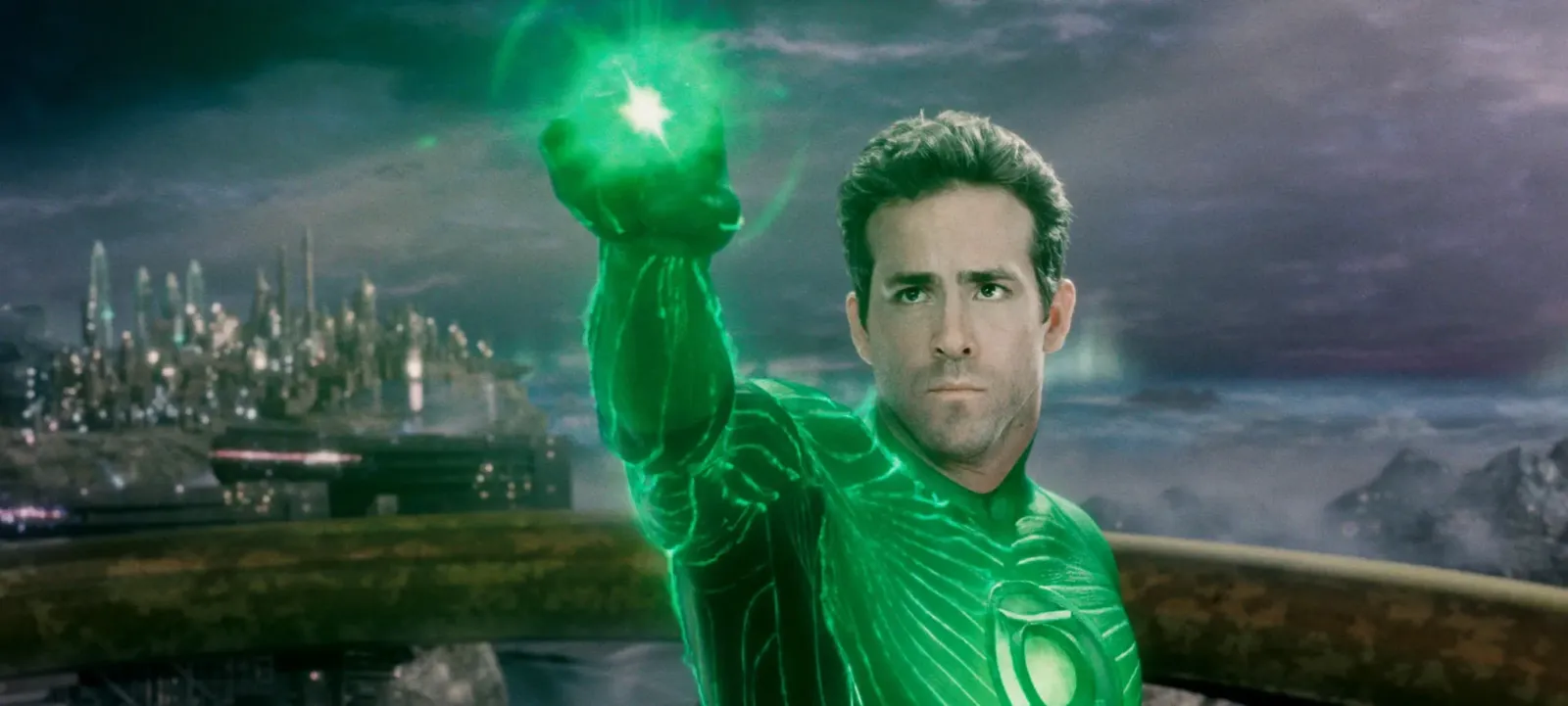 Ryan Reynolds como Hal Jordan en Linterna Verde, la película de 2011 de la que hoy habla para Lanterns