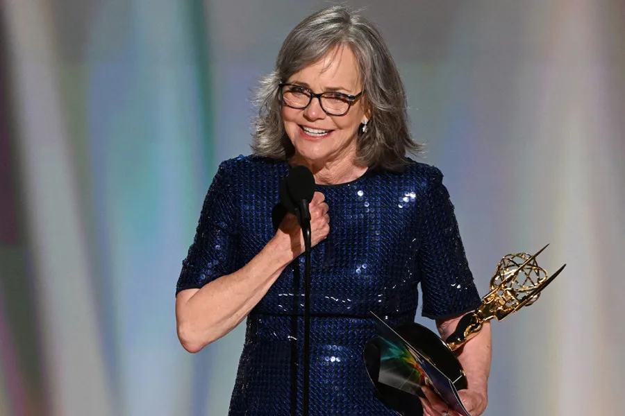 Sally Field en los Emmy tras ganar en la categoría de Mejor actriz principal en una serie limitada, antológica o película para TV por Remarkably Bright Creatures