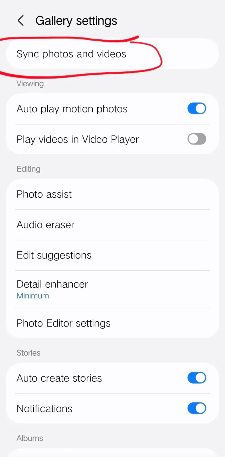 Ajustes de la Galería de Samsung con la opción Sync photos and videos marcada en rojo