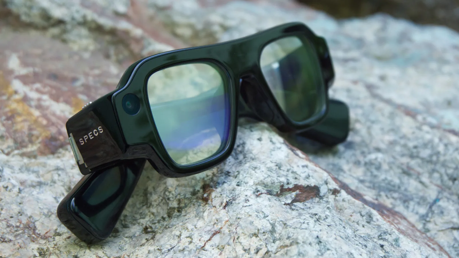 Snap Specs apoyados sobre una roca al aire libre