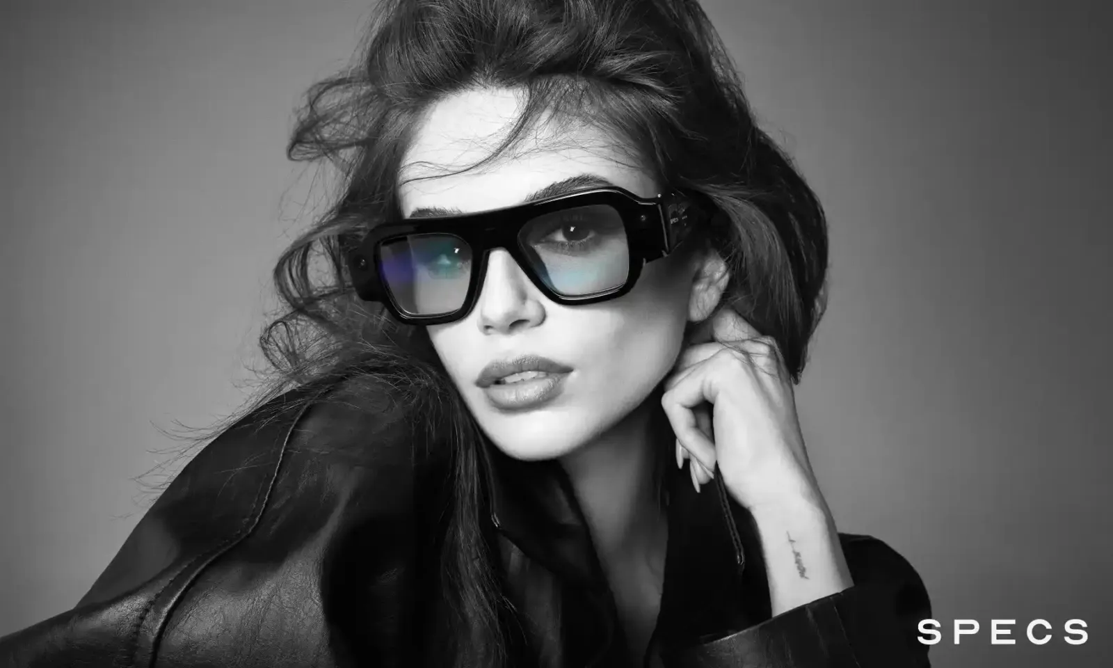 Modelo con los anteojos de realidad aumentada Snap Specs en una foto en blanco y negro