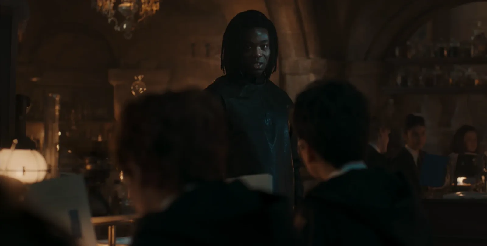 Paapa Essiedu como Severus Snape frente a sus alumnos en la serie de Harry Potter