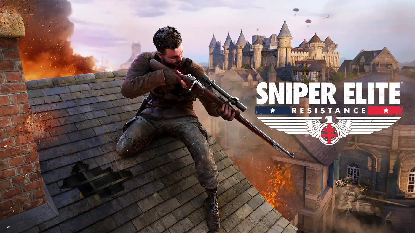 Arte de Sniper Elite: Resistance con un francotirador arrodillado en un techo de pizarra, apuntando con el rifle, y un château francés de fondo entre columnas de fuego