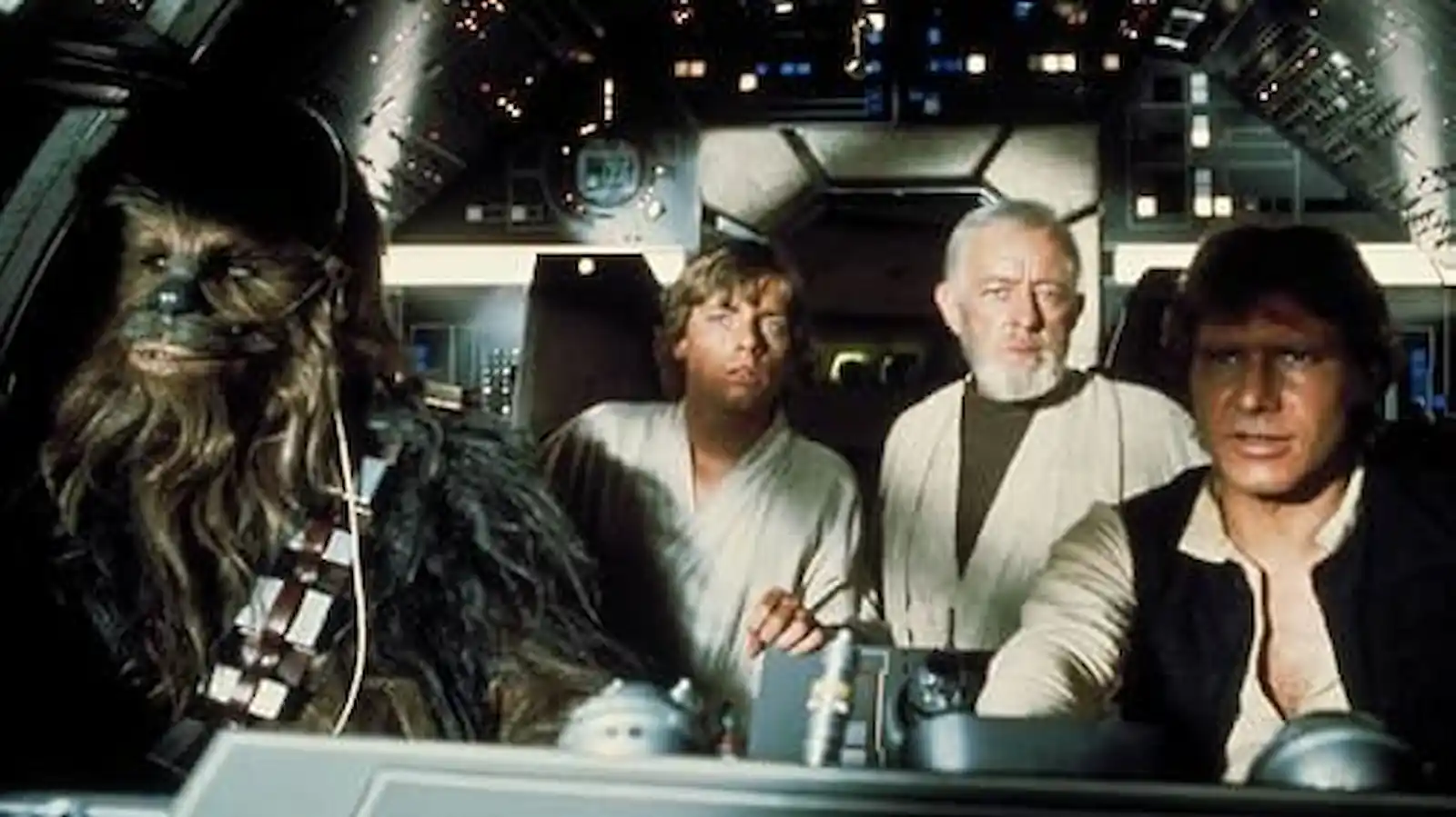 Chewbacca, Luke Skywalker, Obi-Wan Kenobi y Han Solo en la cabina del Halcón Milenario, en Star Wars: Episodio IV