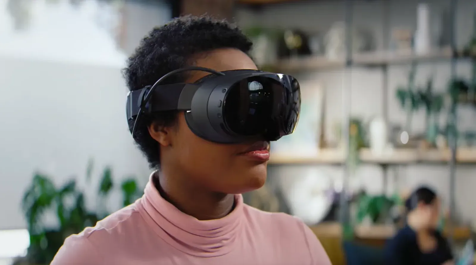 Una mujer usa el visor de realidad virtual Steam Frame de Valve