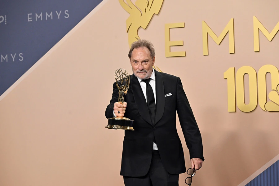 Stephen Root en los Emmy tras ganar en la categoría de Mejor actor de reparto en una serie de comedia por Widow's Bay