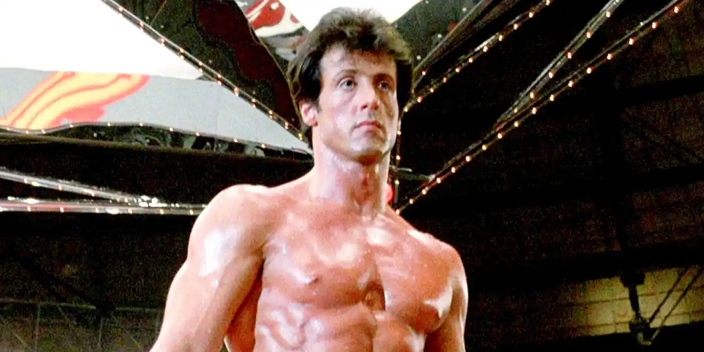 Sylvester Stallone como Rocky Balboa, con el torso marcado sobre el ring