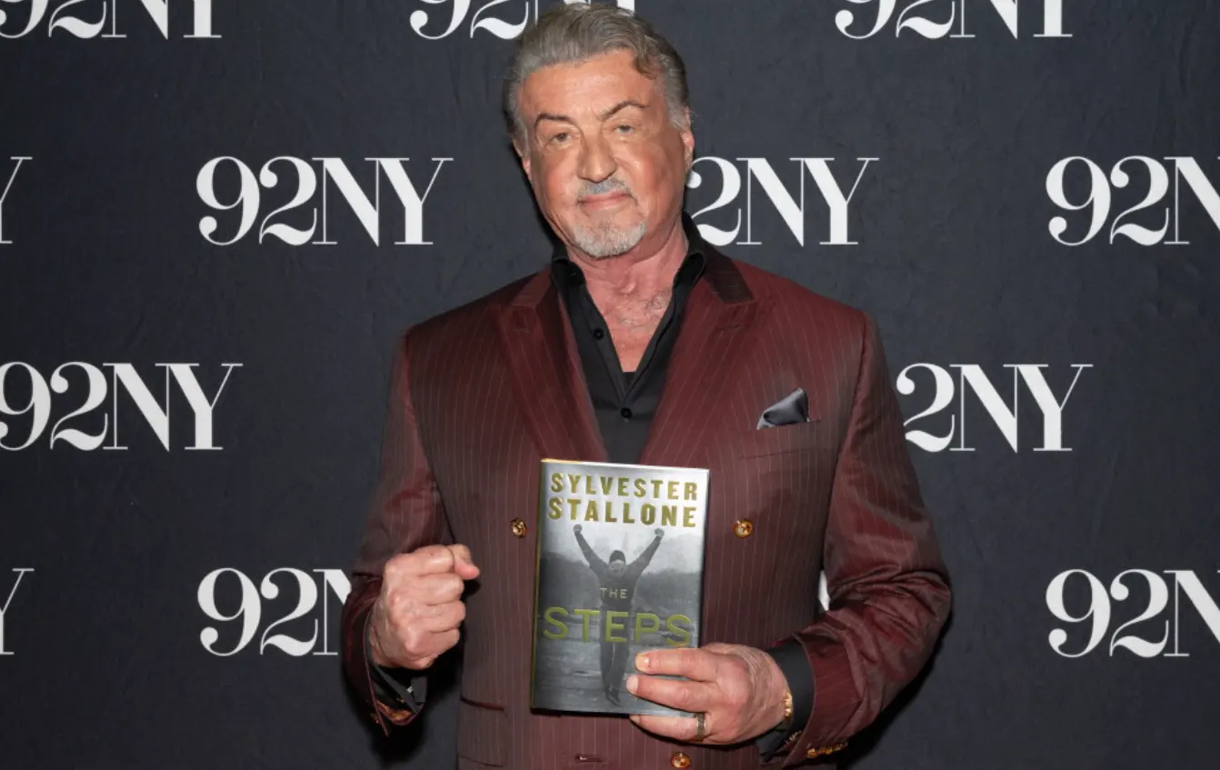 Sylvester Stallone posa con su libro de memorias en el 92NY de Nueva York