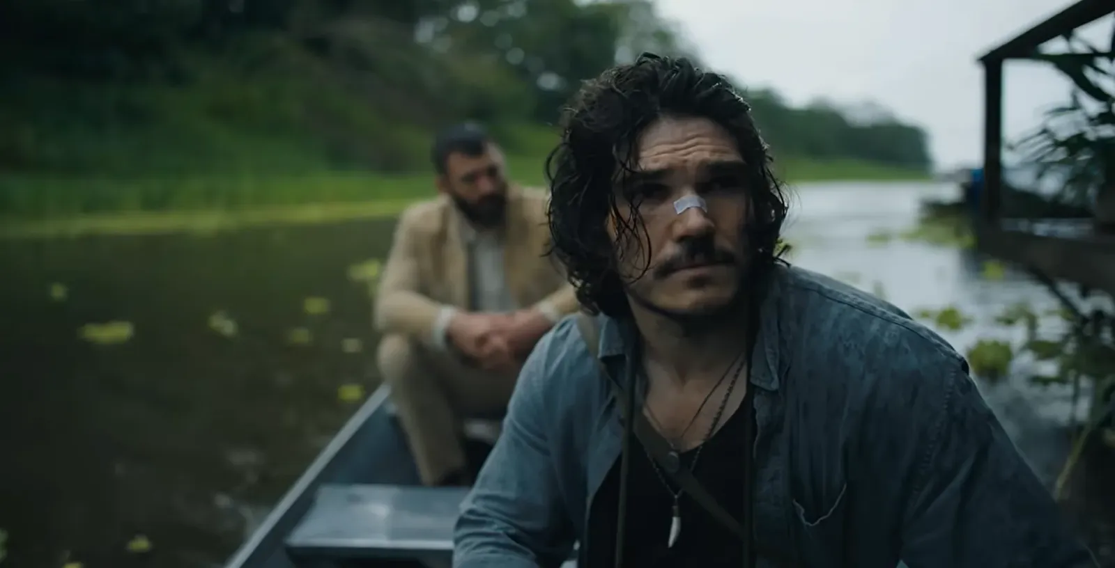 Dos hombres en un bote sobre un río, en una imagen de The Last Photograph de Zack Snyder