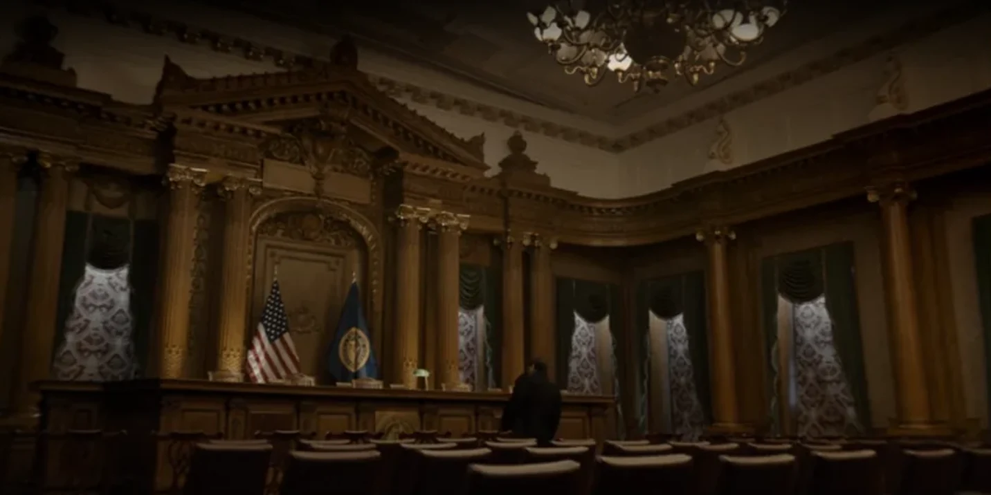 Escena de The Penguin que muestra al ayuntamiento de Gotham con un diseño que recuerda a búhos