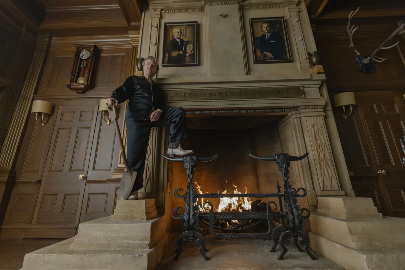 Tom Cruise, caracterizado para Digger, posa con una pala frente a una chimenea en el set de la película de Iñárritu