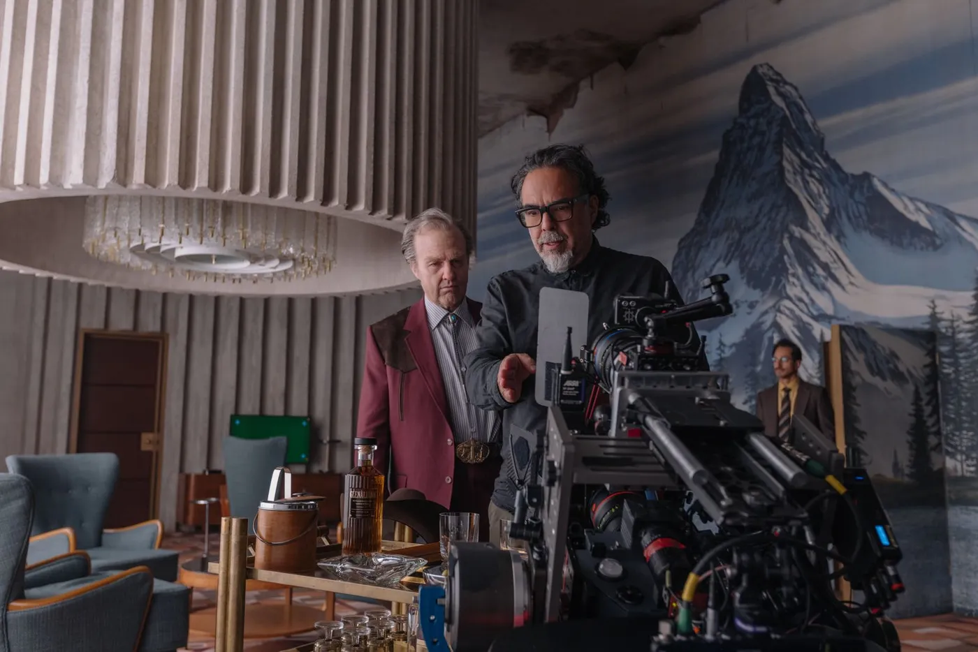 Tom Cruise, caracterizado para Digger, junto a Alejandro G. Iñárritu detrás de cámara en el rodaje de la película
