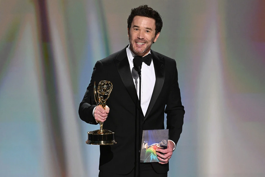 Tom Pelphrey en los Emmy tras ganar la categoría de Mejor actor de reparto en una serie dramática por Task