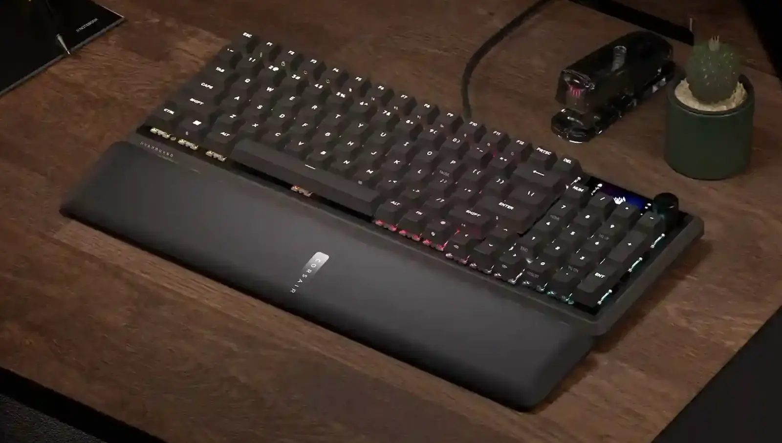 Corsair Vanguard Pro 96 con apoyamuñecas magnético sobre un escritorio de madera