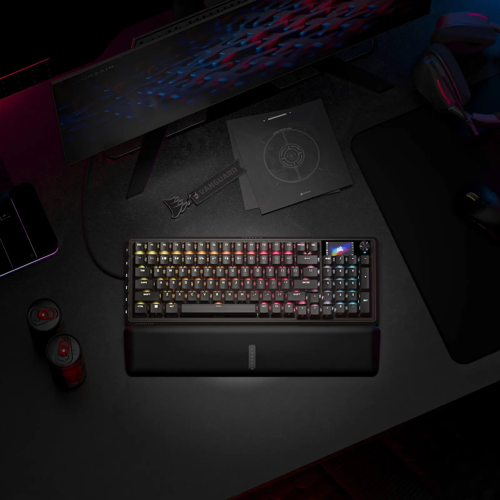 Corsair Vanguard Pro 96 en un setup gamer con monitor y auriculares
