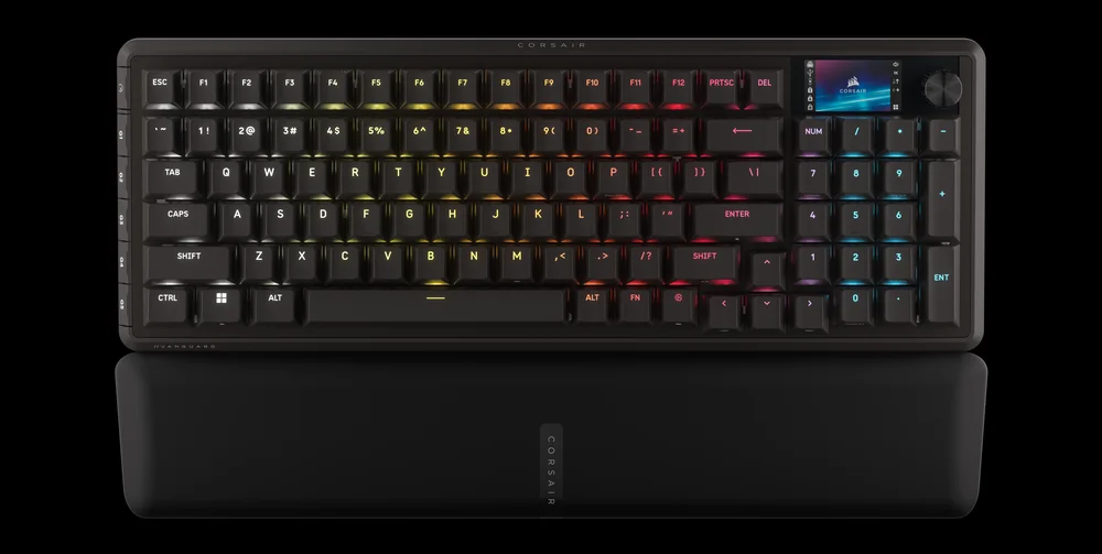 Corsair Vanguard Pro 96 visto de frente con la pantalla LCD y el apoyamuñecas