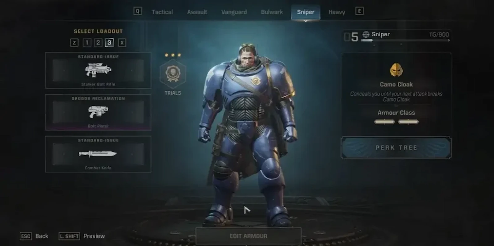 Pantalla de selección de la clase Sniper en Space Marine 2, con la habilidad Camo Cloak