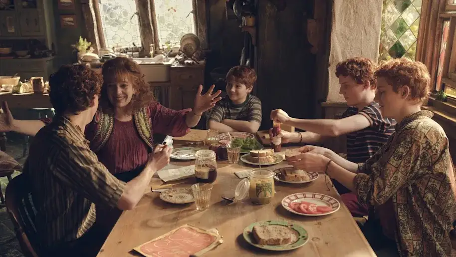 La familia Weasley durante una comida en La Madriguera, en la serie de Harry Potter