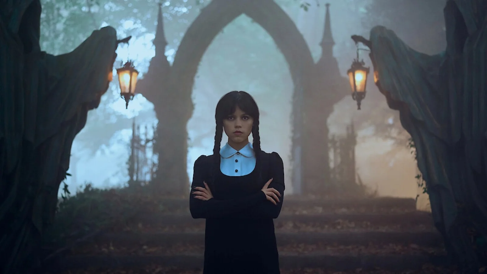 Jenna Ortega como Merlina Addams frente a la entrada de Nevermore, en la serie de Netflix