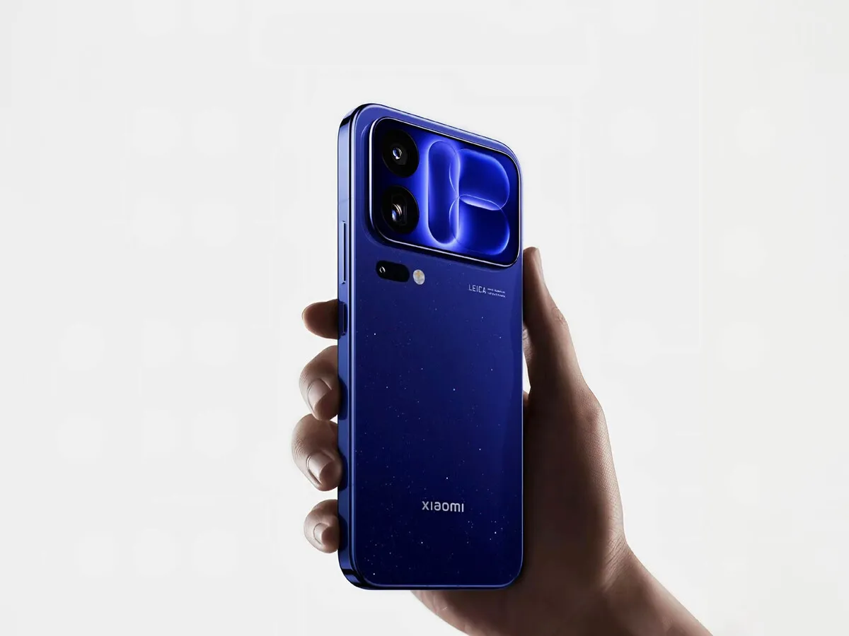 Celular de la serie Xiaomi 18 Pro en azul, sostenido en la mano y visto desde atrás