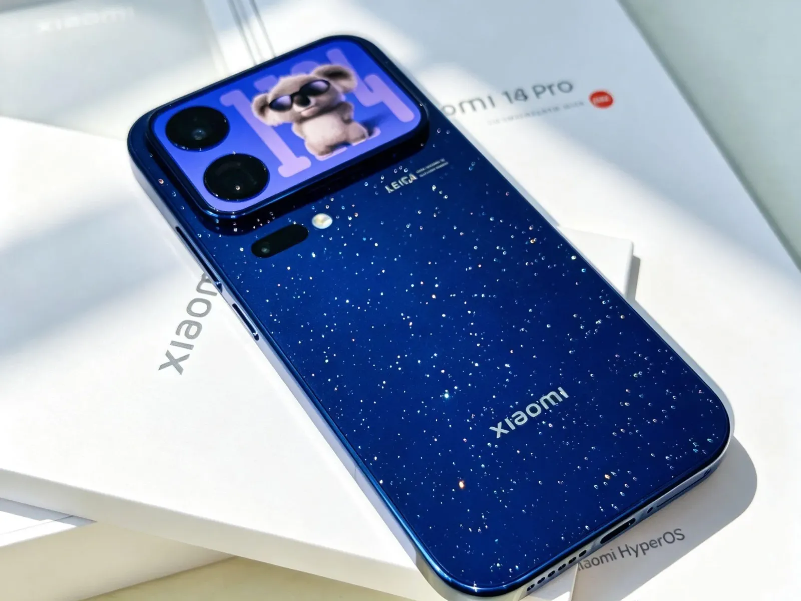 Dorso azul brillante del Xiaomi 18 Pro con la pantalla trasera activa