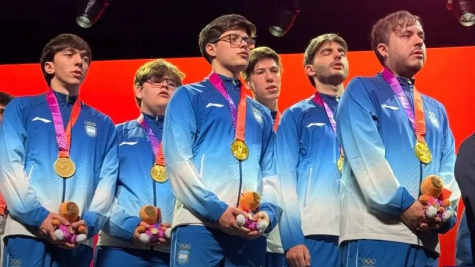 La selección argentina de Valorant con las medallas de oro en el podio de los Juegos Suramericanos Santa Fe 2026