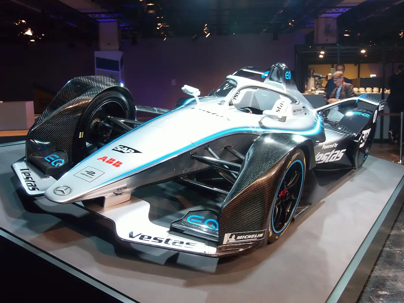 Auto de Fórmula E Mercedes-Benz EQ Silver Arrow 01 exhibido en el salón IAA 2019 de Frankfurt