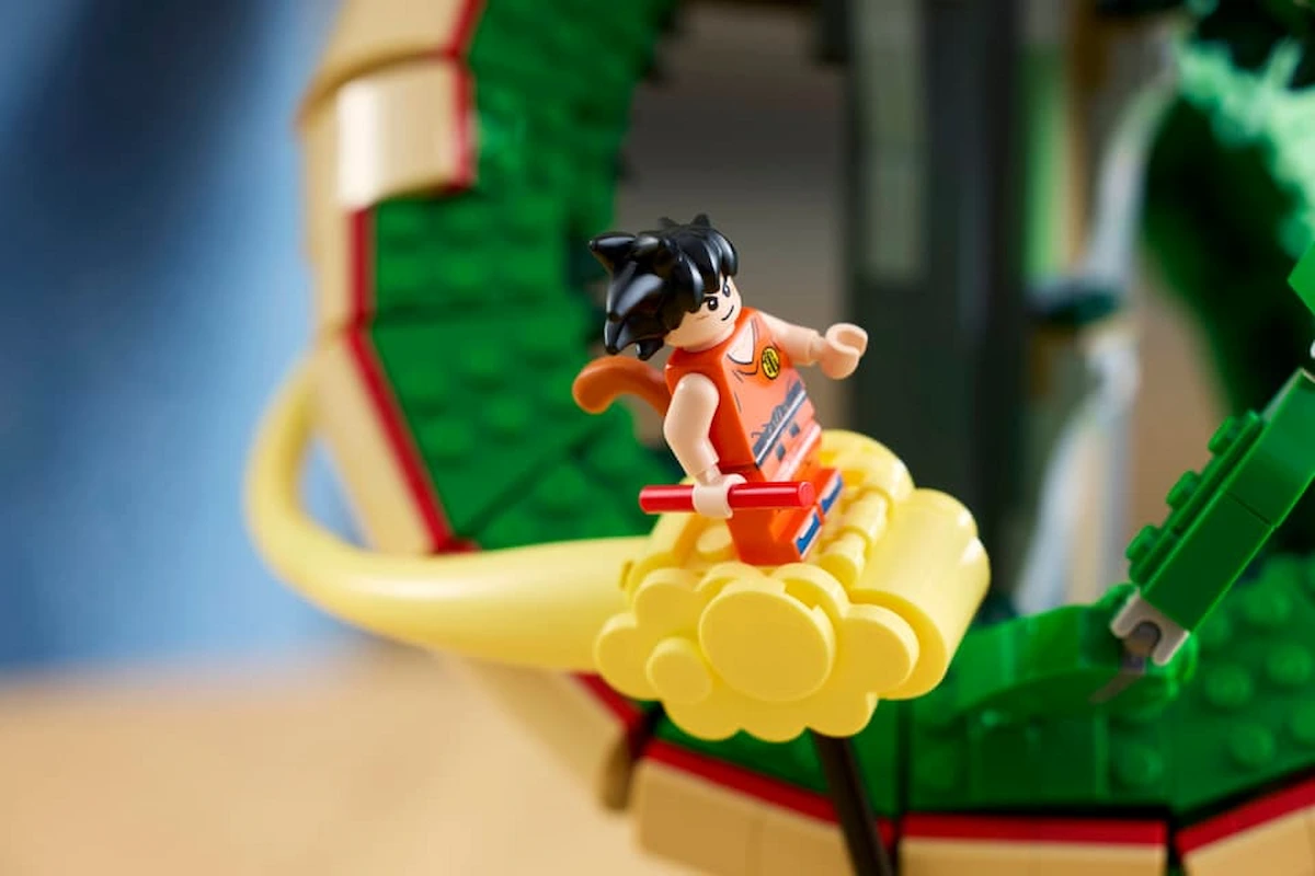 Minifigura de Goku niño sobre la nube Kinton en el set LEGO Dragon Ball