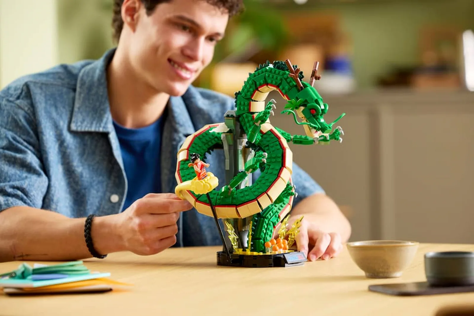 Un joven acomoda la minifigura de Goku en el set LEGO Dragon Ball Shenron y Goku
