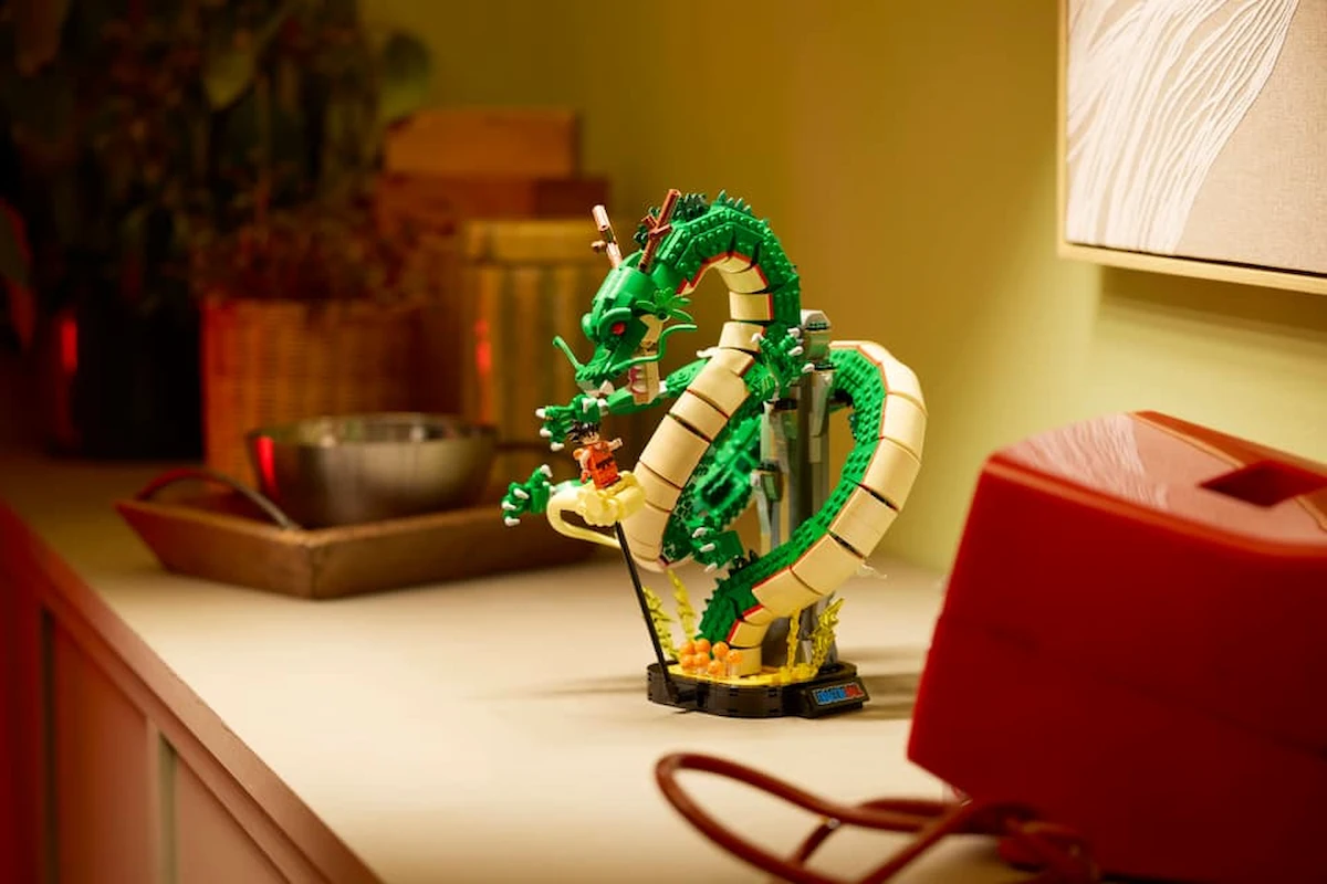 El set LEGO Dragon Ball Shenron y Goku armado sobre un mueble