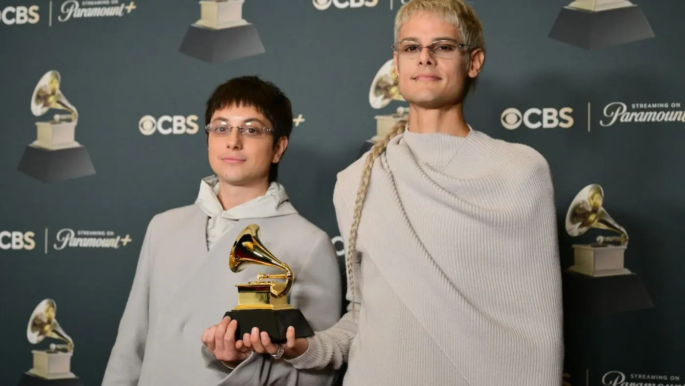 CA7RIEL & Paco Amoroso posan con un premio Grammy