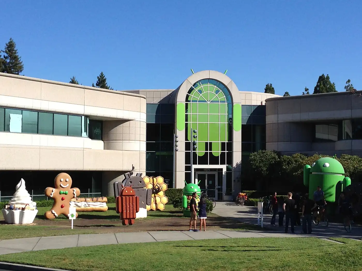 Edificio del campus de Google con las esculturas de las versiones de Android en el jardín