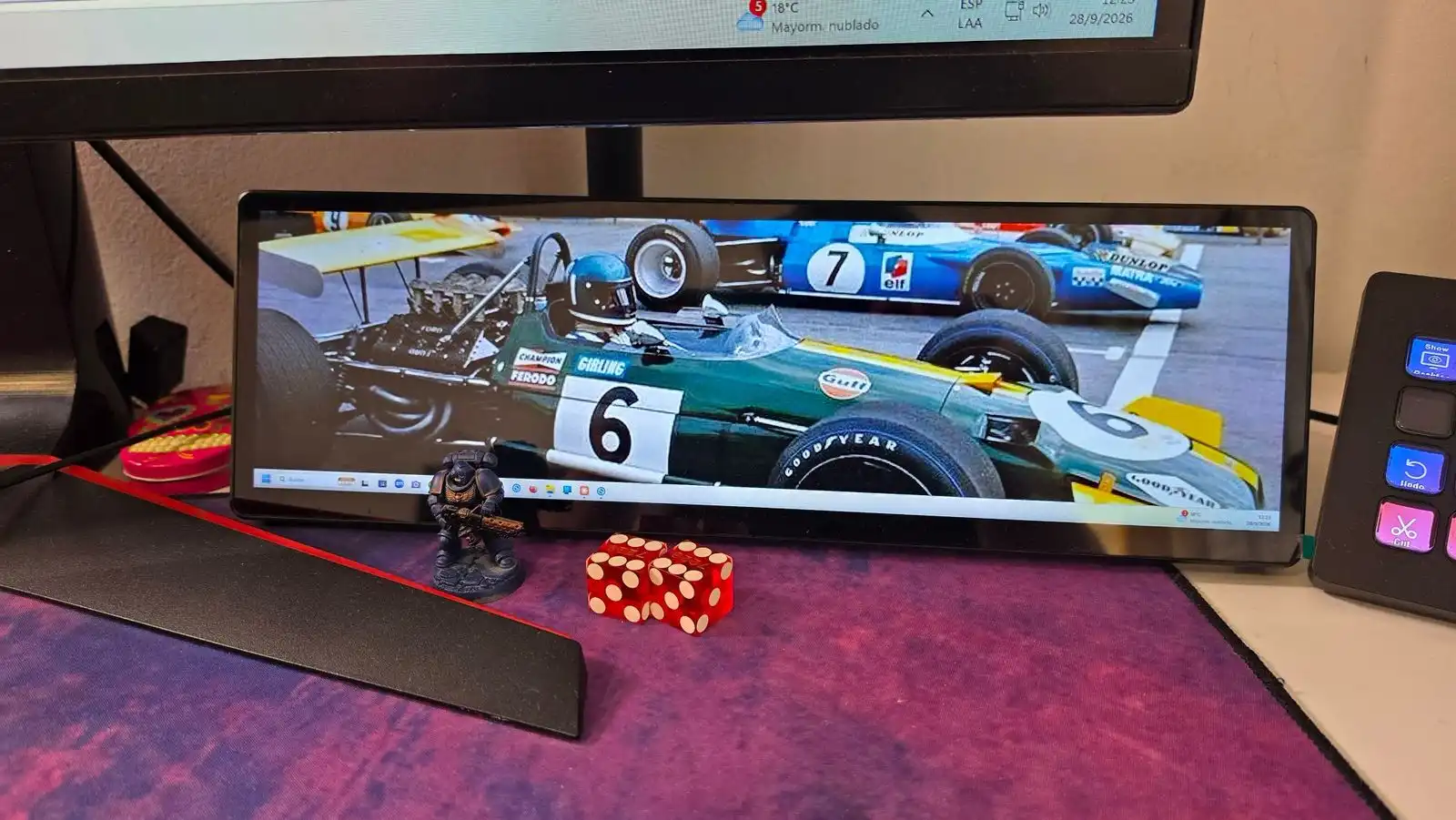 Corsair Xeneon Edge vista en ángulo sobre el escritorio, funcionando como monitor extendido de Windows con la barra de tareas abajo