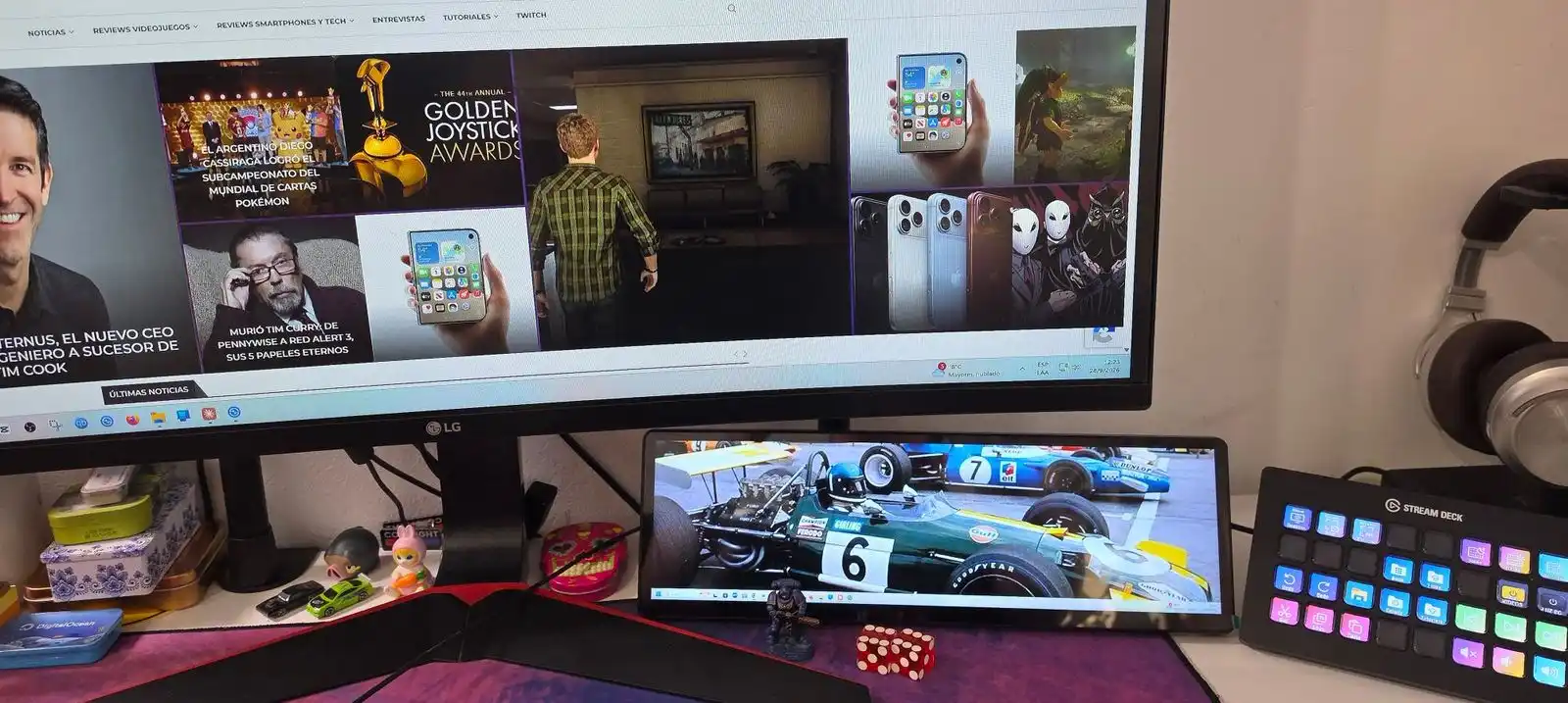 Setup de escritorio con la Corsair Xeneon Edge debajo de un monitor LG y un Stream Deck al costado