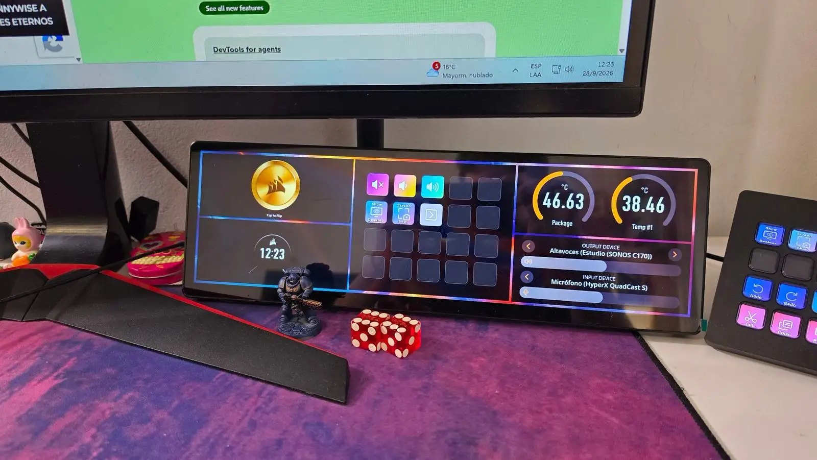 Corsair Xeneon Edge con widgets de iCUE: reloj, botonera tipo Stream Deck, temperaturas del procesador y control de audio