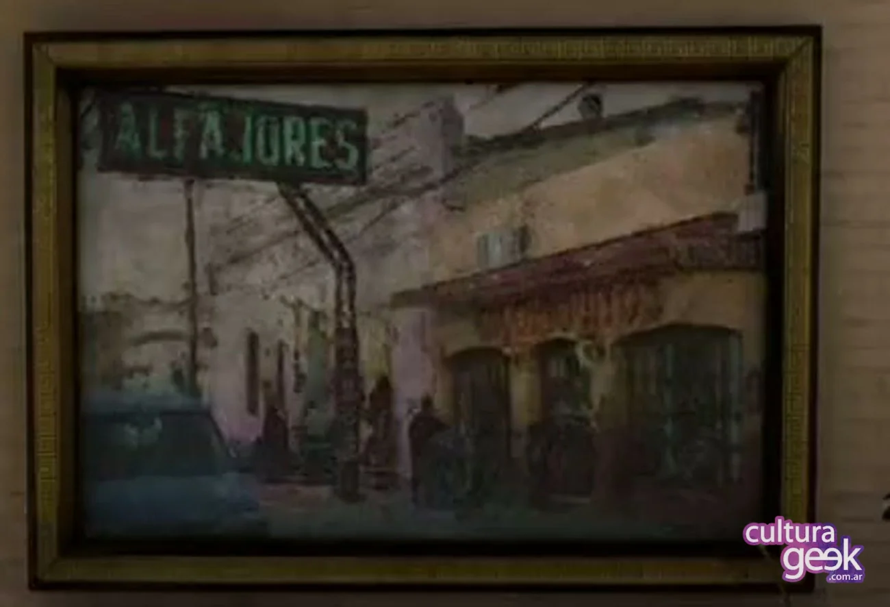 Detalle del cuadro del juego de Spider-Man con el cartel de Alfajores y la fachada de Calchaquitos en Cafayate
