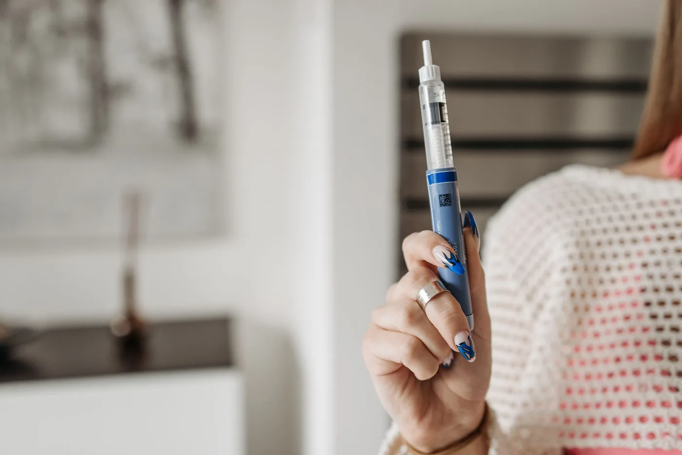Mujer sosteniendo una lapicera de insulina, el tratamiento de por vida de la diabetes tipo 1