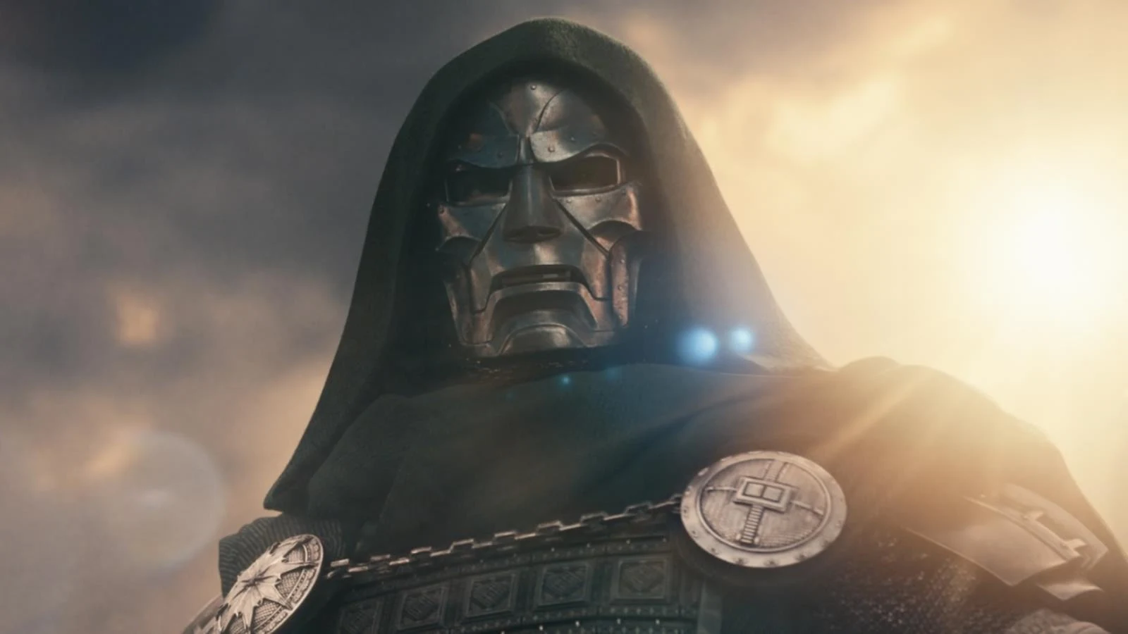 Doctor Doom, interpretado por Robert Downey Jr., con su máscara y capucha en Avengers: Doomsday