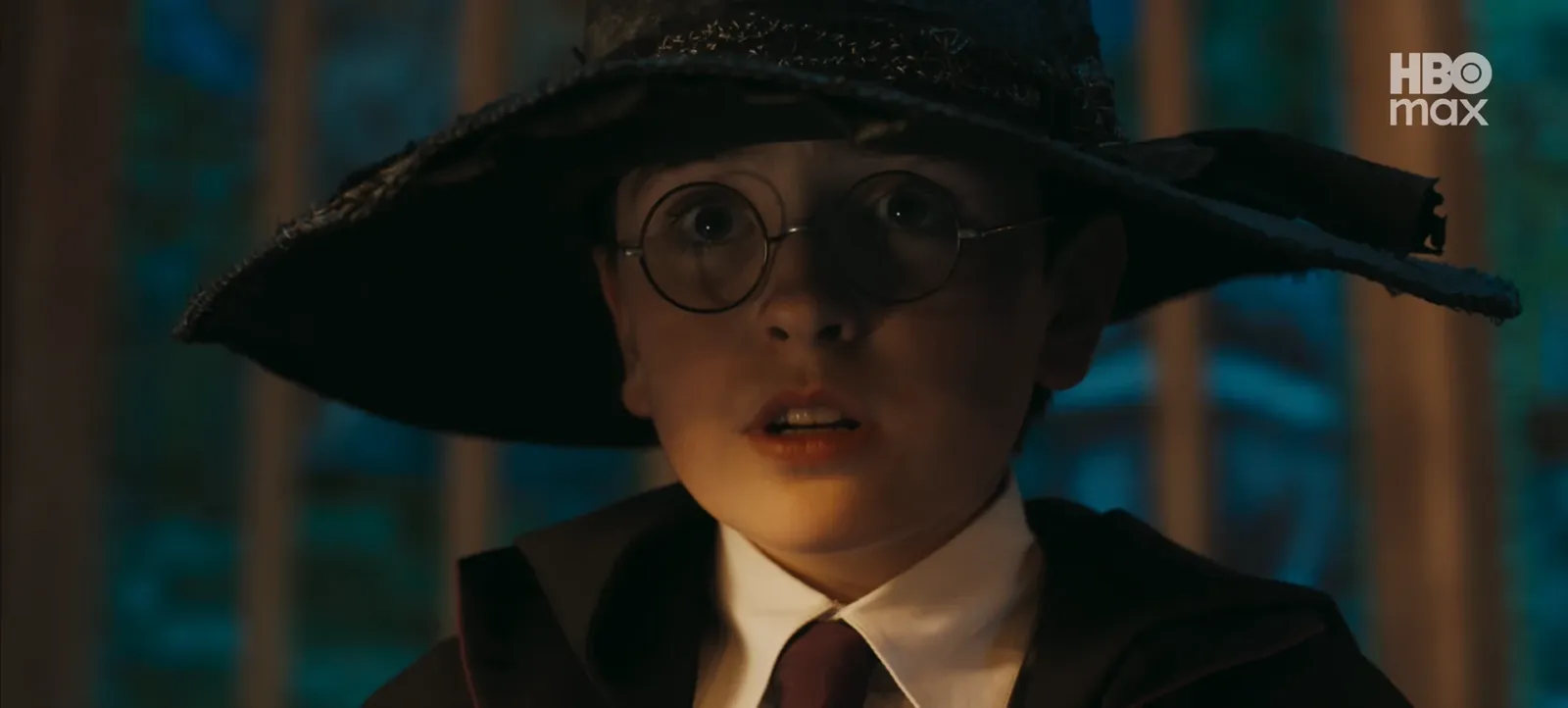 Harry Potter con el Sombrero Seleccionador puesto durante la ceremonia de selección en la serie de HBO