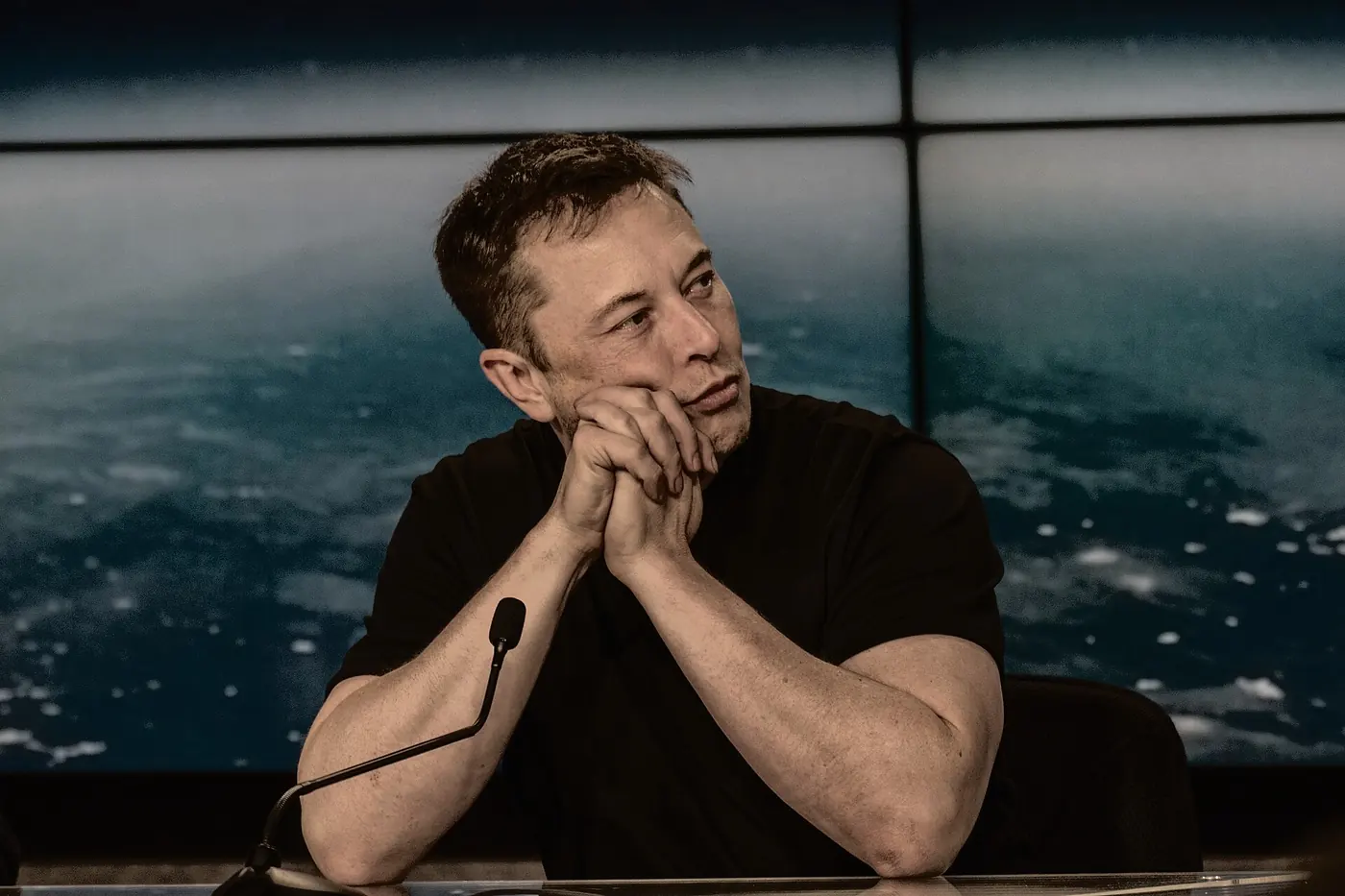 Elon Musk con las manos juntas durante una conferencia de prensa
